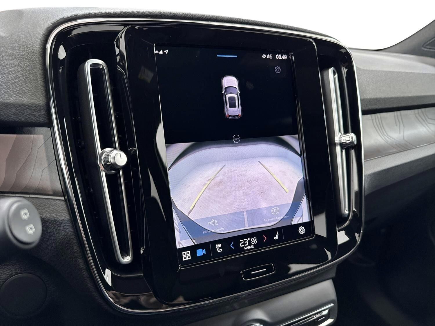 Grå Volvo XC40 fra 2023