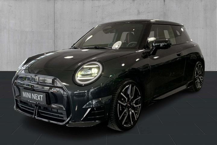 Grå Mini Cooper SE fra 2024 set udefra