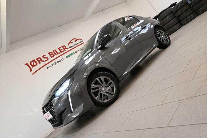 Grå Peugeot 208 fra 2022 set udefra