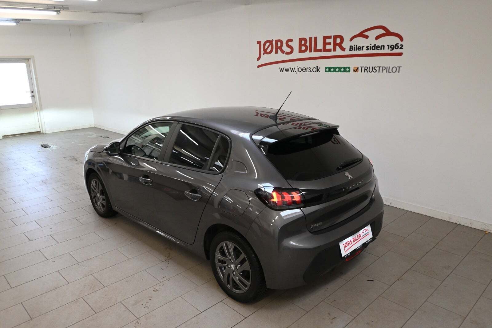 Grå Peugeot 208 fra 2022