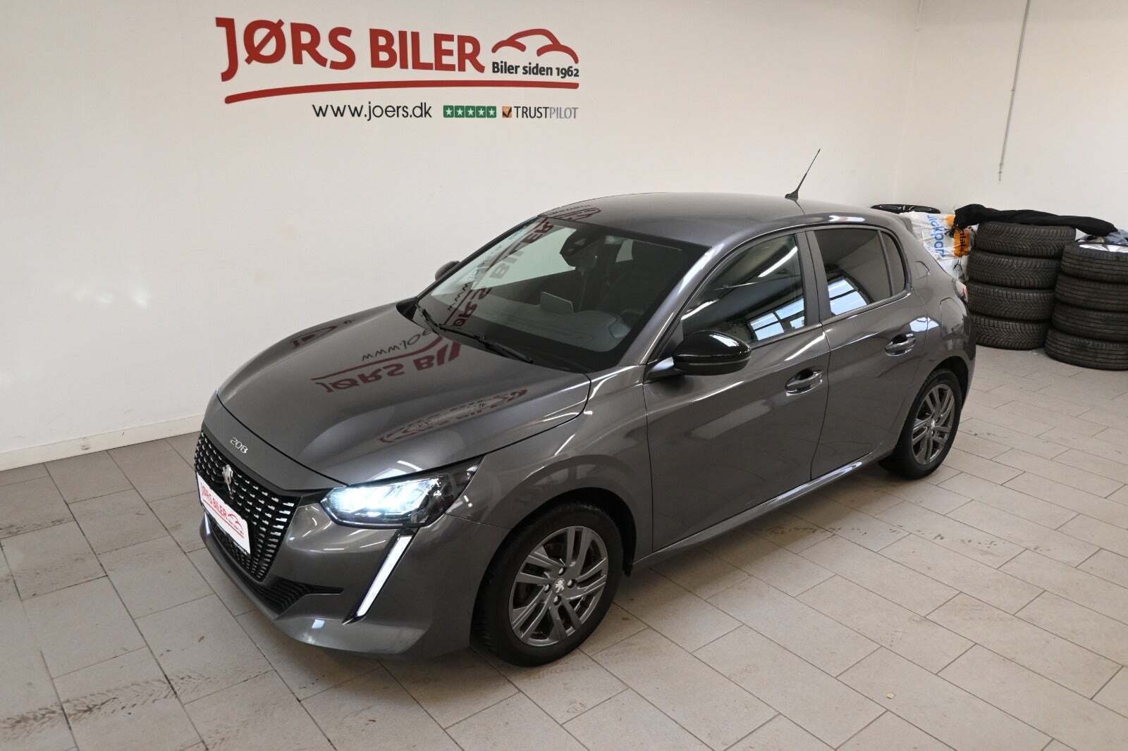 Grå Peugeot 208 fra 2022