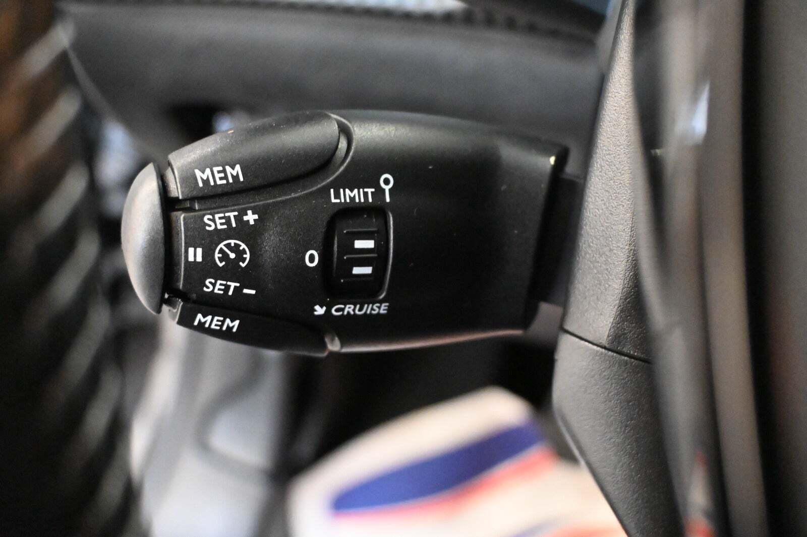 Grå Peugeot 208 fra 2022