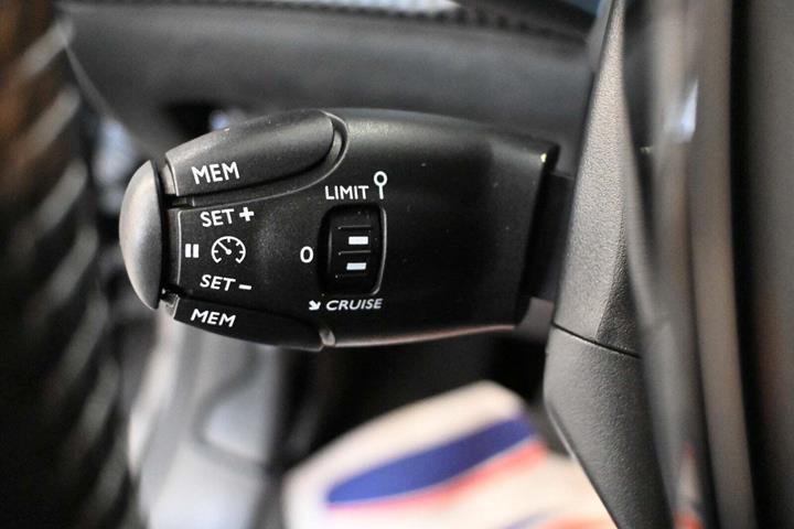 Grå Peugeot 208 fra 2022