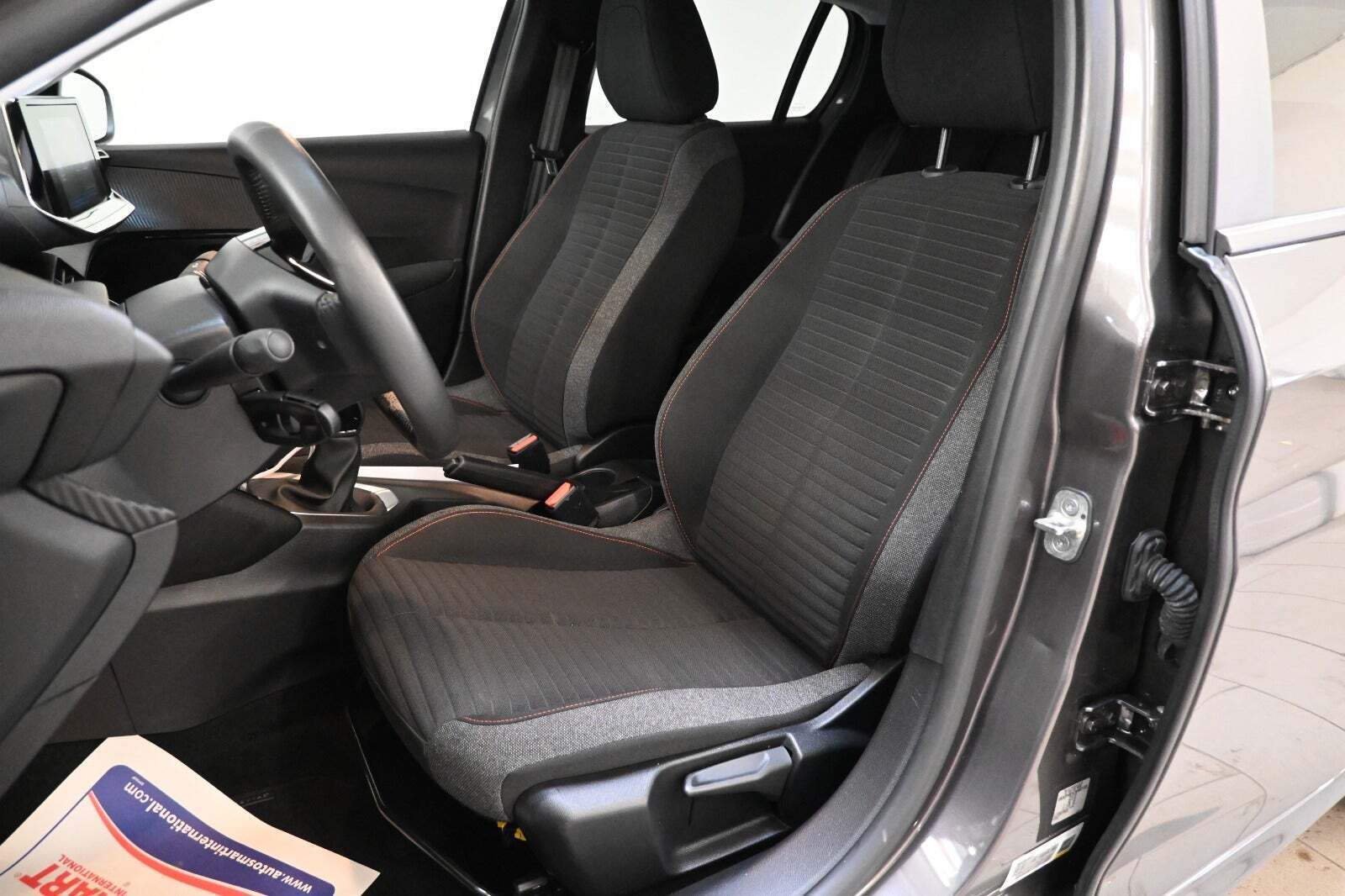 Grå Peugeot 208 fra 2022