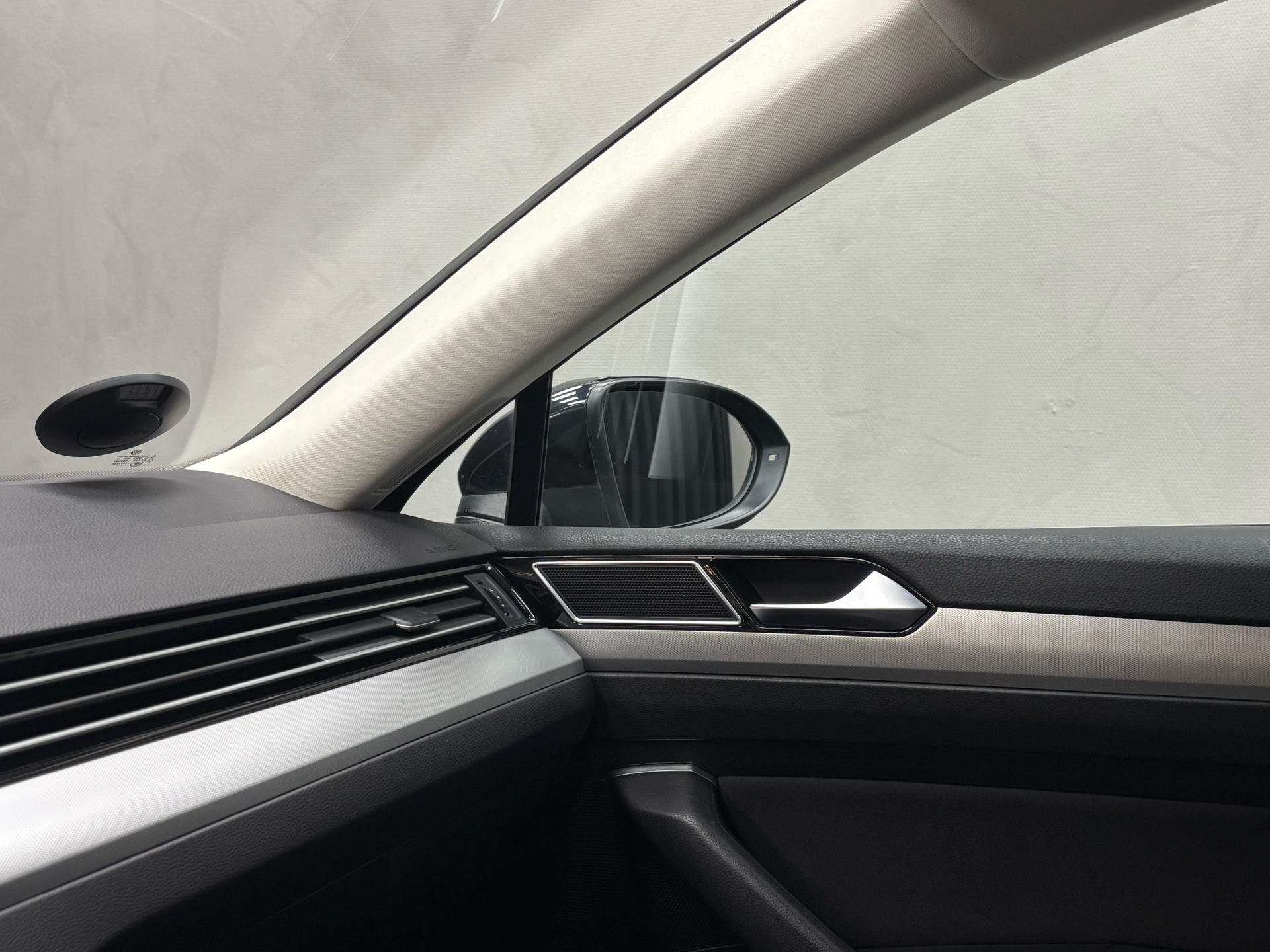 Sort VW Passat fra 2017