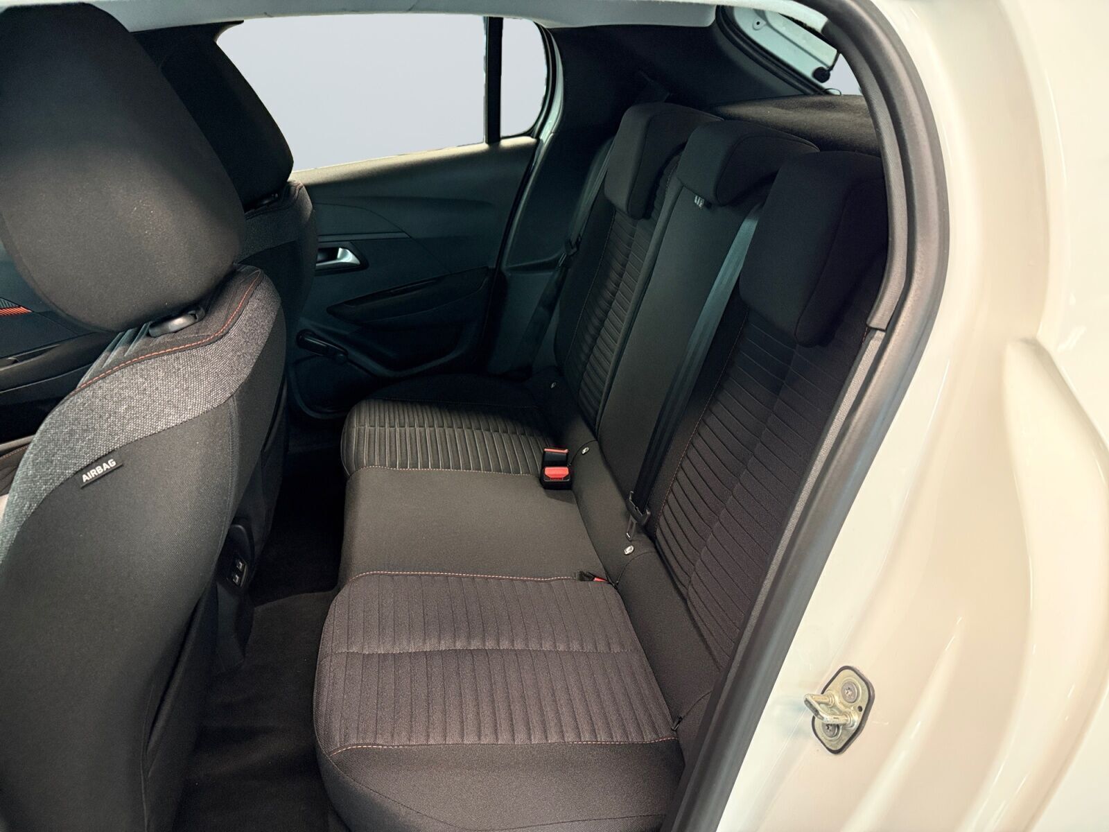 Hvid Peugeot e-208 fra 2021