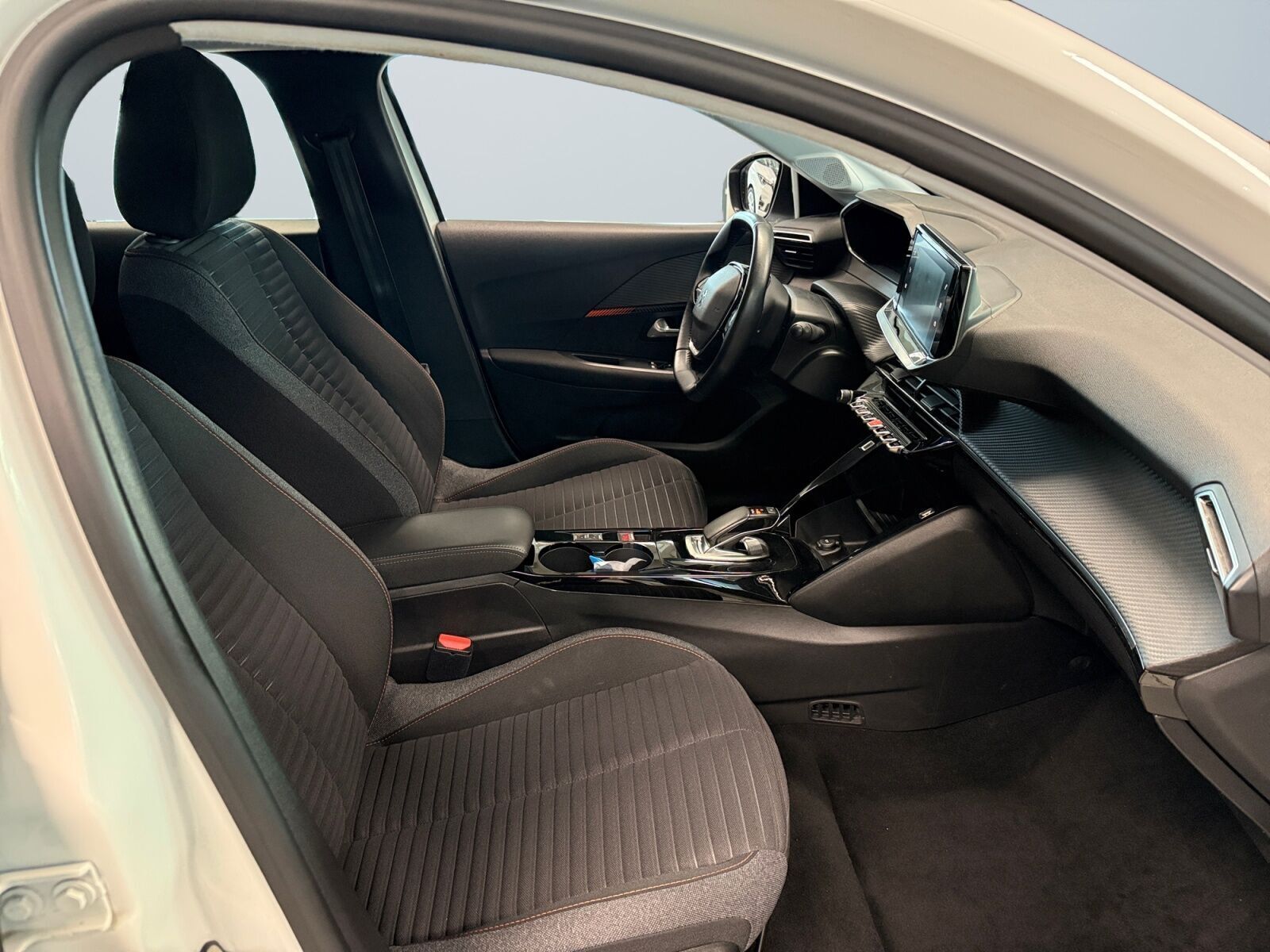 Hvid Peugeot e-208 fra 2021