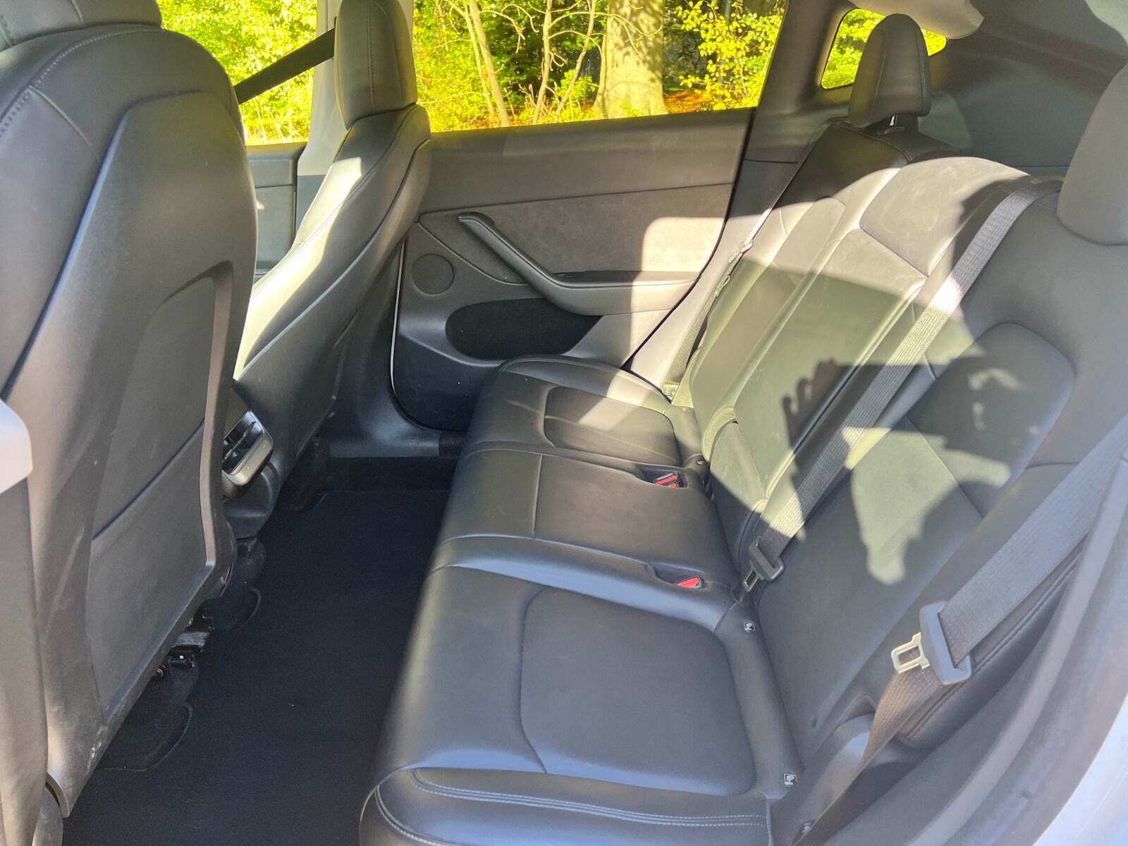 Hvid Tesla Model Y fra 2021