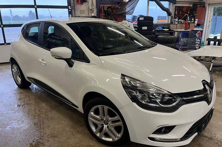 Hvid Renault Clio IV fra 2019 set udefra