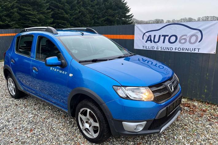 Blå Dacia Sandero Stepway fra 2016 set udefra