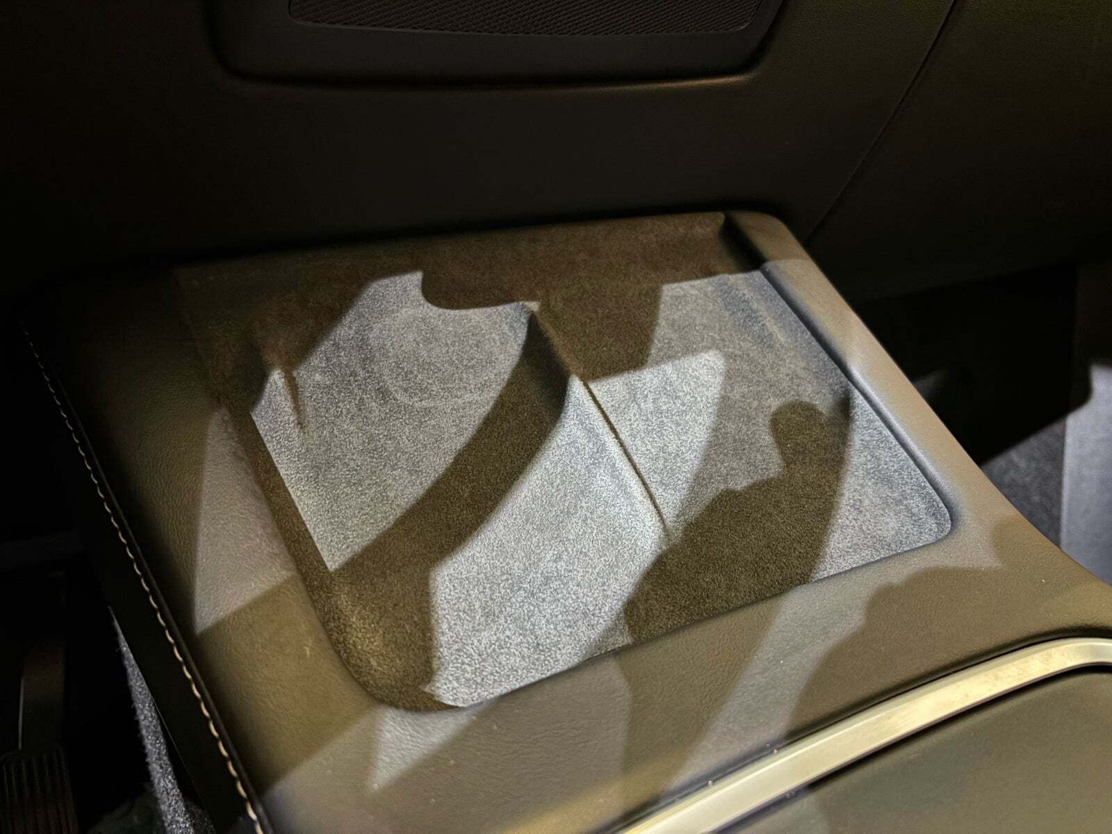 Sort Tesla Model Y fra 2023