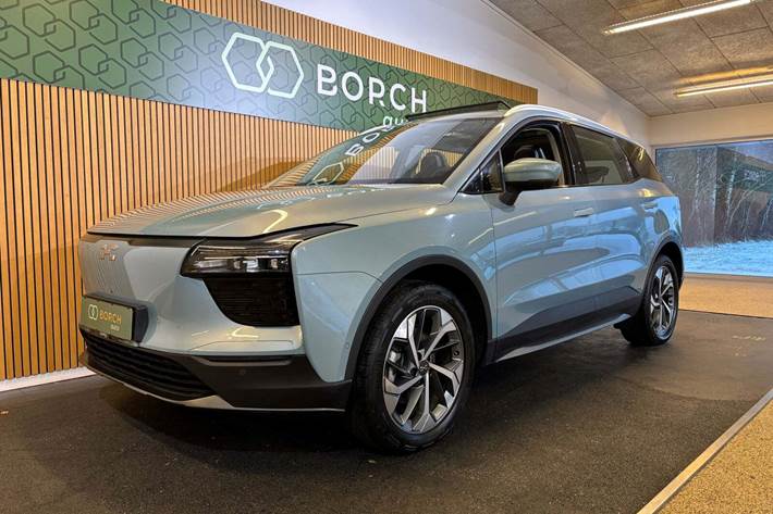 Blå Aiways U5 fra 2021 set udefra