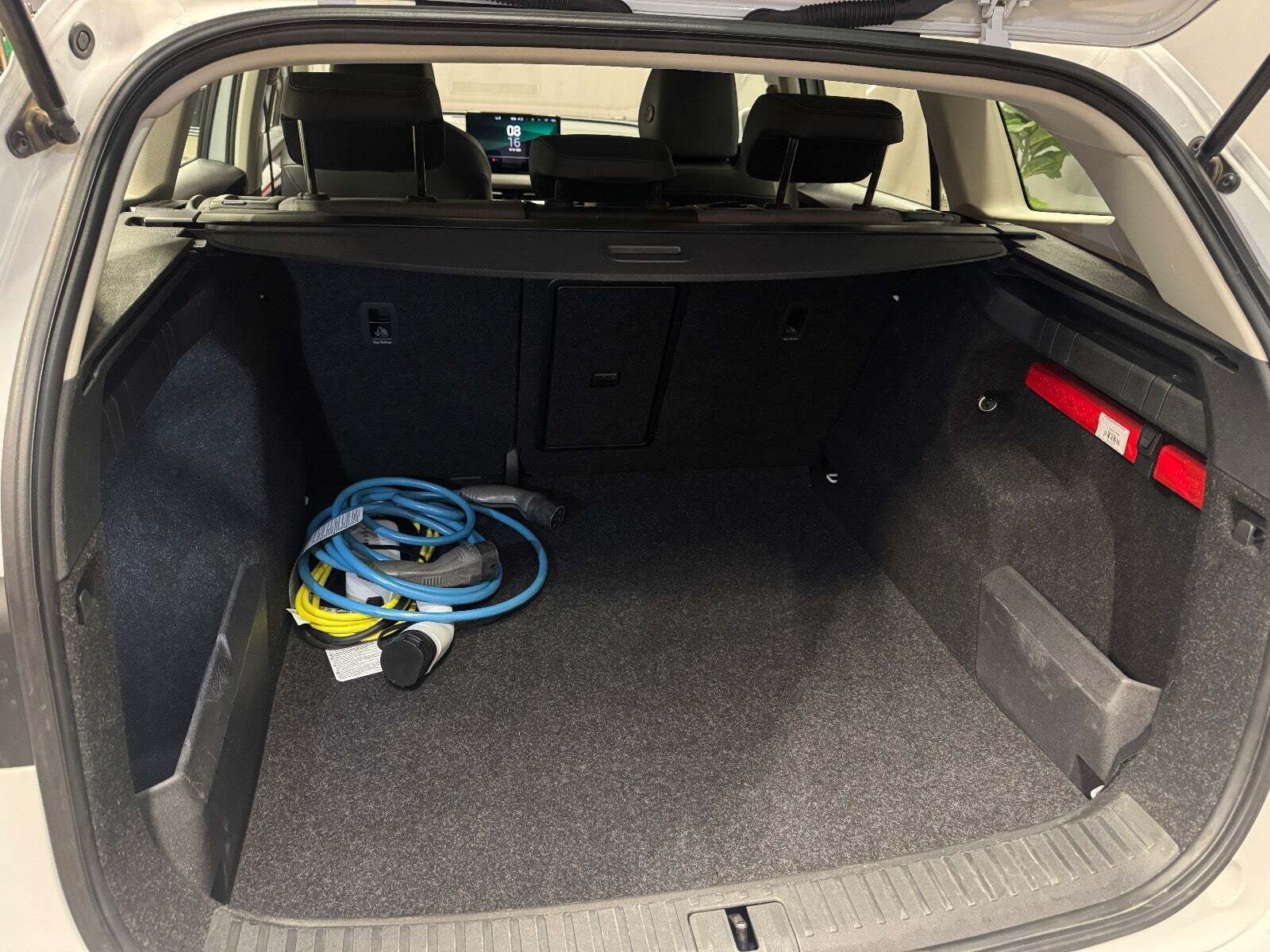 Hvid Skoda Enyaq fra 2023