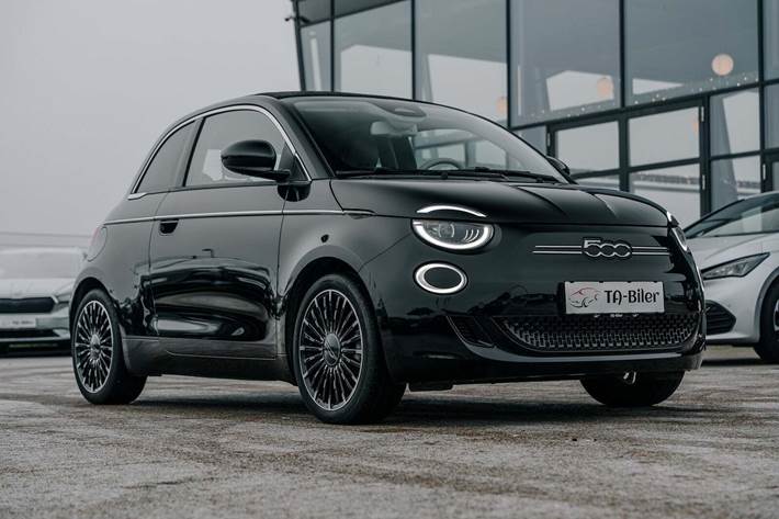 Sort Fiat 500e fra 2022 set udefra