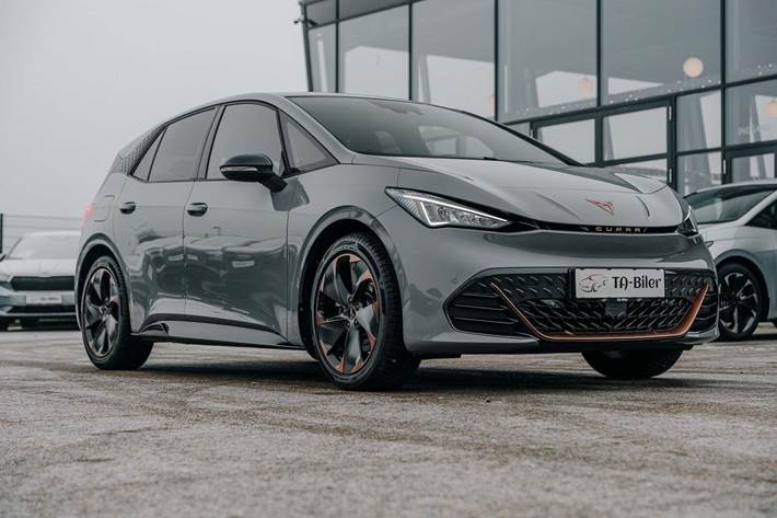 Grå Cupra Born fra 2023 set udefra
