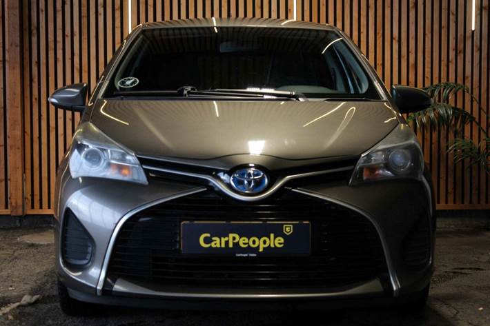 Grå Toyota Yaris fra 2015