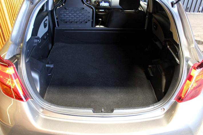 Grå Toyota Yaris fra 2015