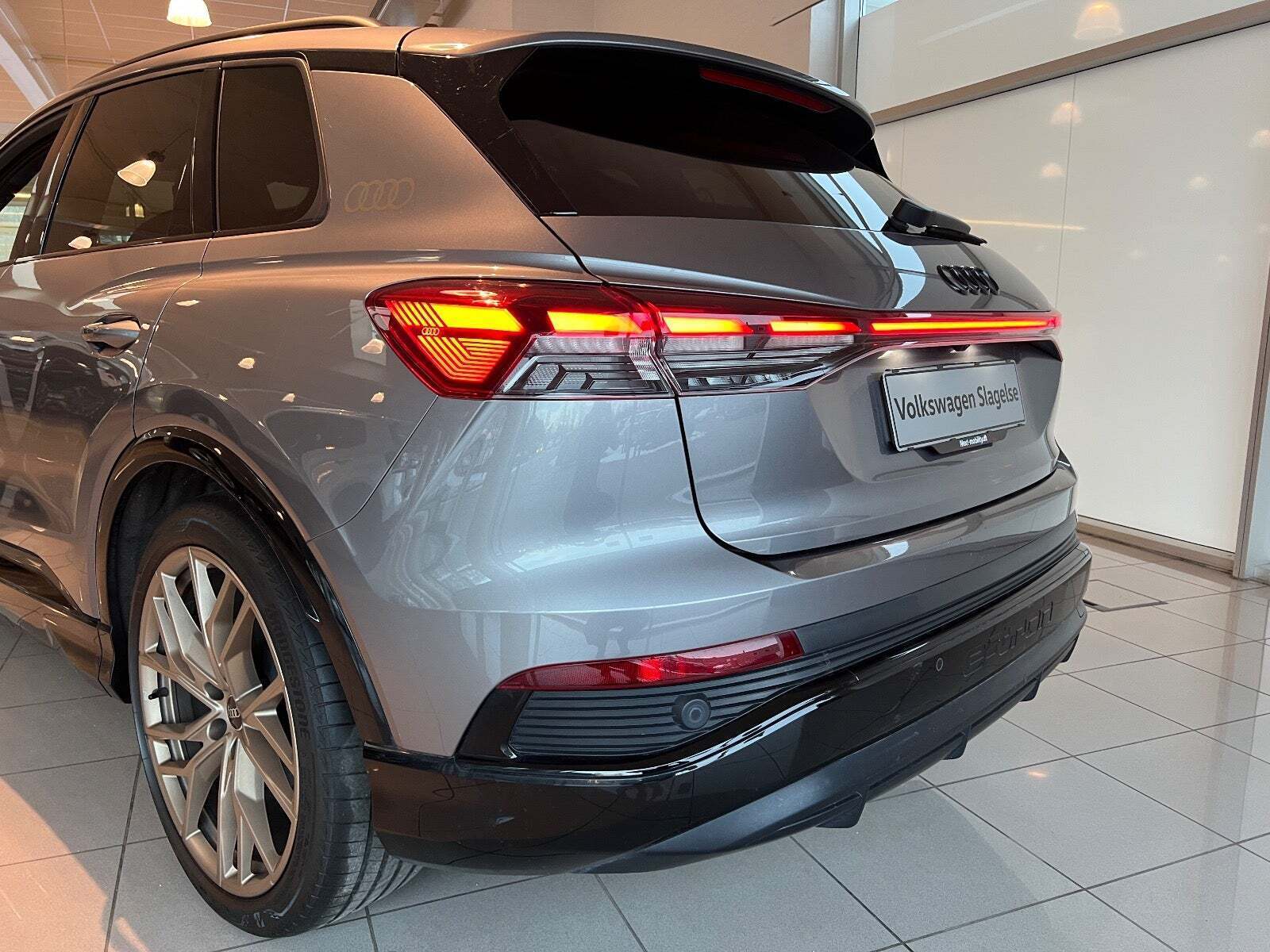 Grå Audi Q4 e-tron fra 2022