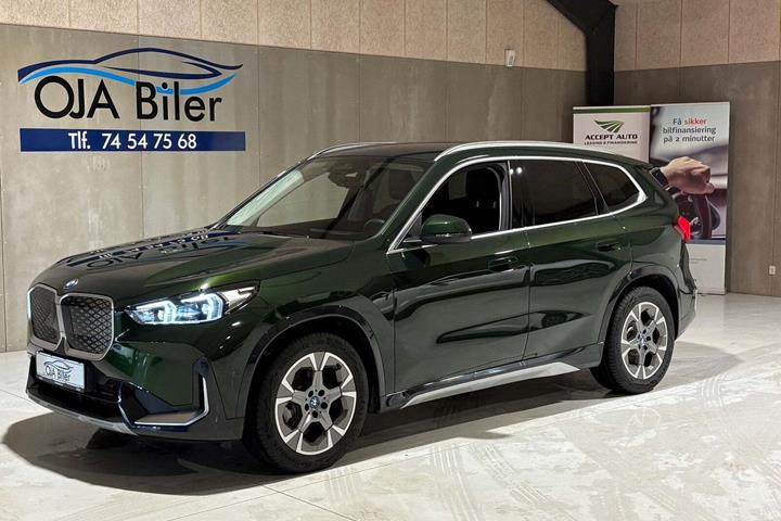 Grøn BMW iX1 fra 2024 set udefra