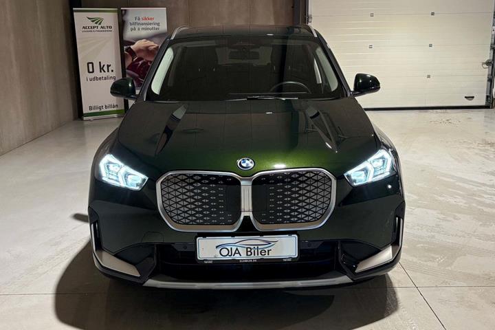 Grøn BMW iX1 fra 2024
