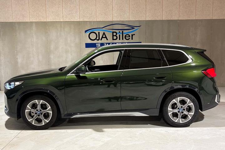 Grøn BMW iX1 fra 2024