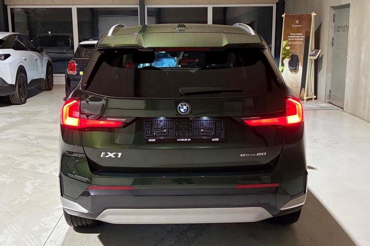 Grøn BMW iX1 fra 2024