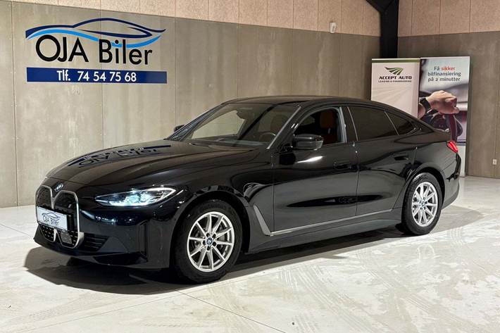 Sort BMW i4 fra 2023 set udefra