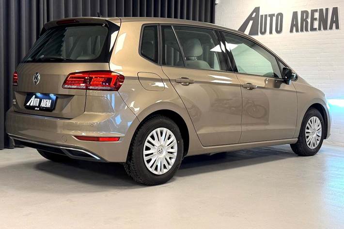 Orange VW Golf Sportsvan fra 2018