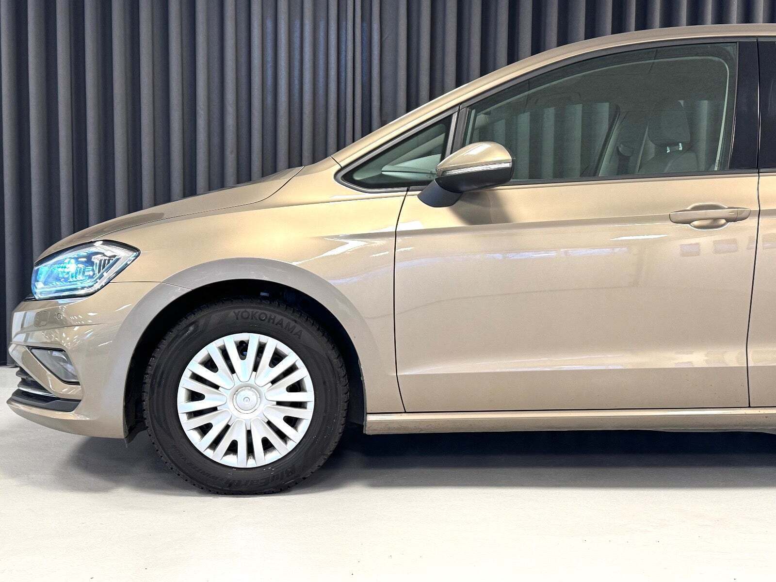 Orange VW Golf Sportsvan fra 2018