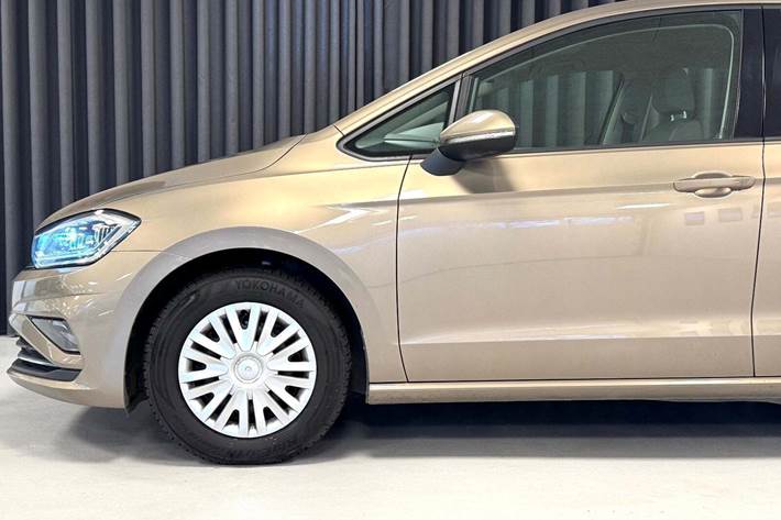 Orange VW Golf Sportsvan fra 2018