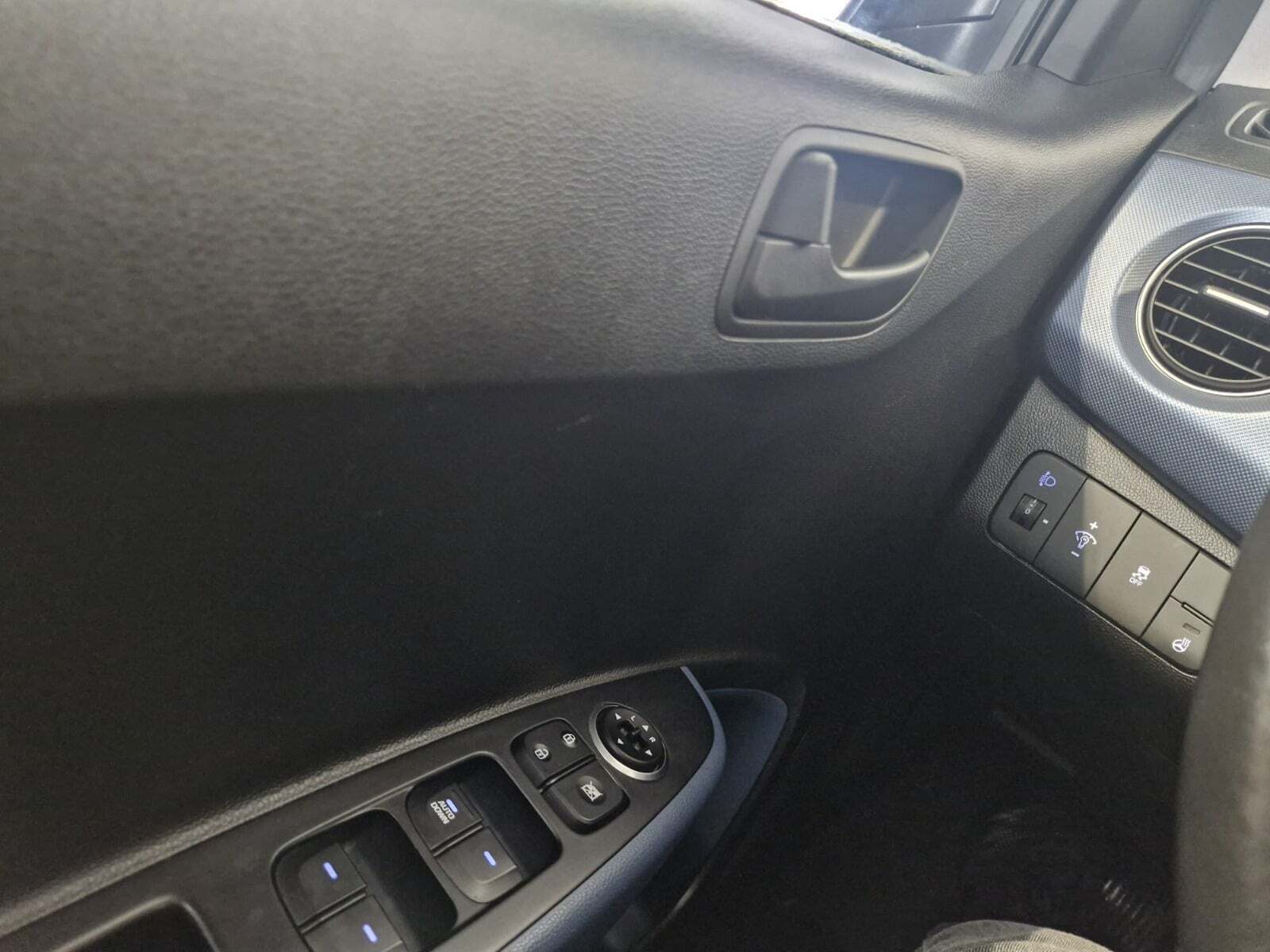 Grå Hyundai i10 fra 2014