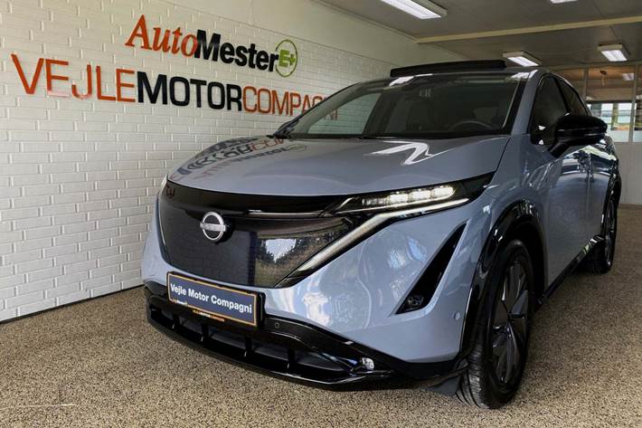 Grå Nissan Ariya fra 2023 set udefra