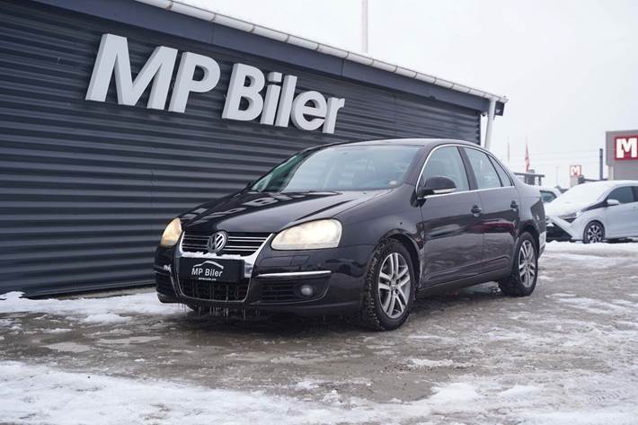 Sølv VW Jetta fra 2008 set udefra