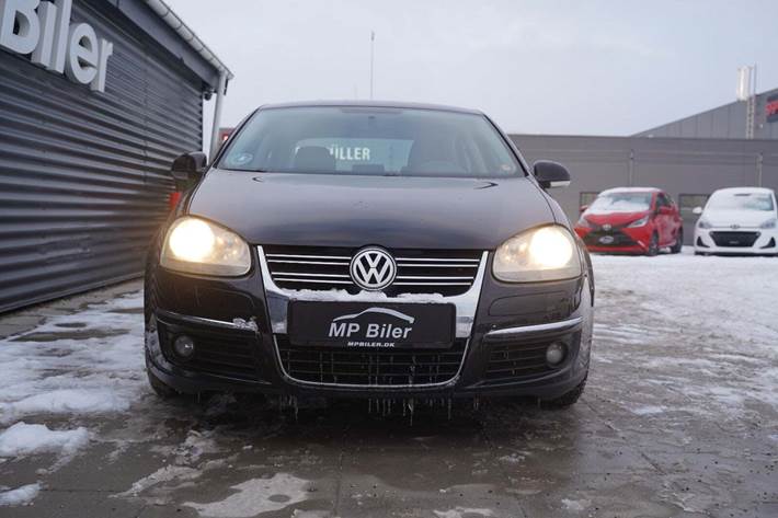 Sølv VW Jetta fra 2008 set udefra