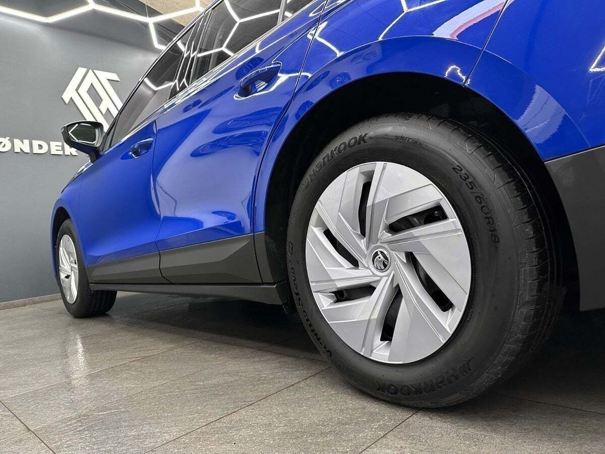 Blå Skoda Enyaq fra 2023