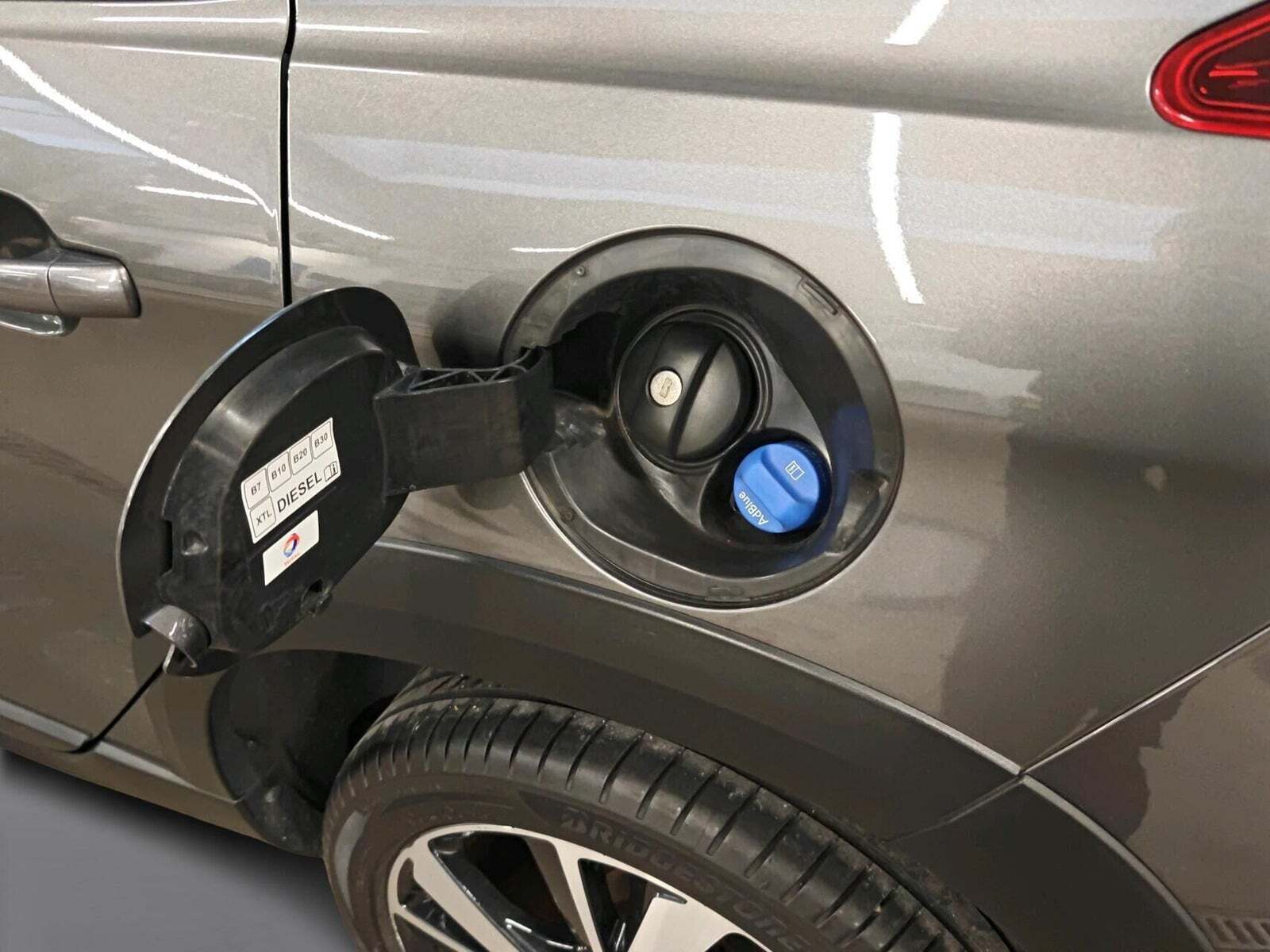 Grå Peugeot 2008 fra 2019