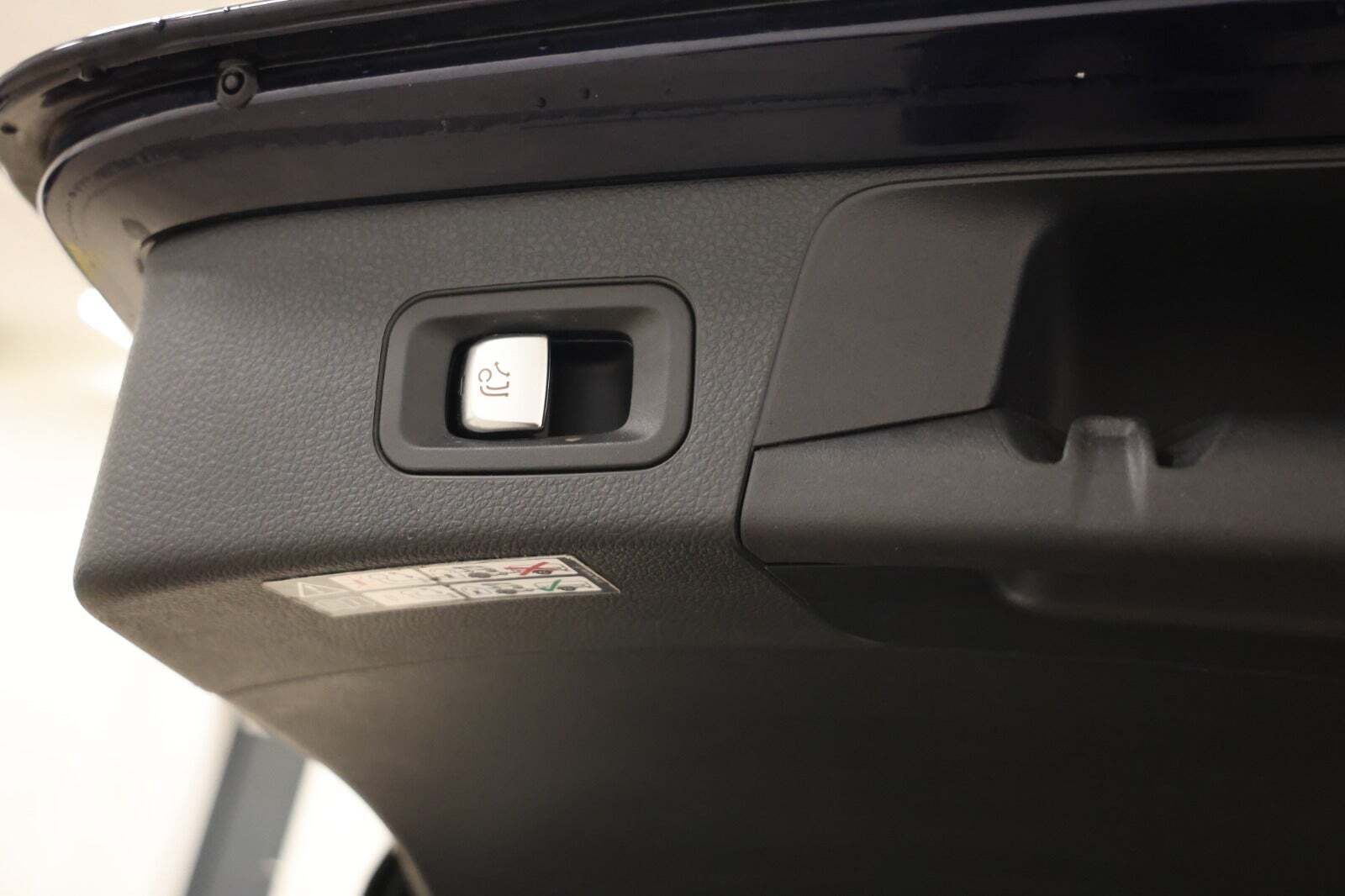 Blå Mercedes C220 d fra 2019