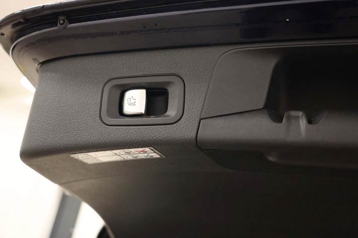 Blå Mercedes C220 d fra 2019