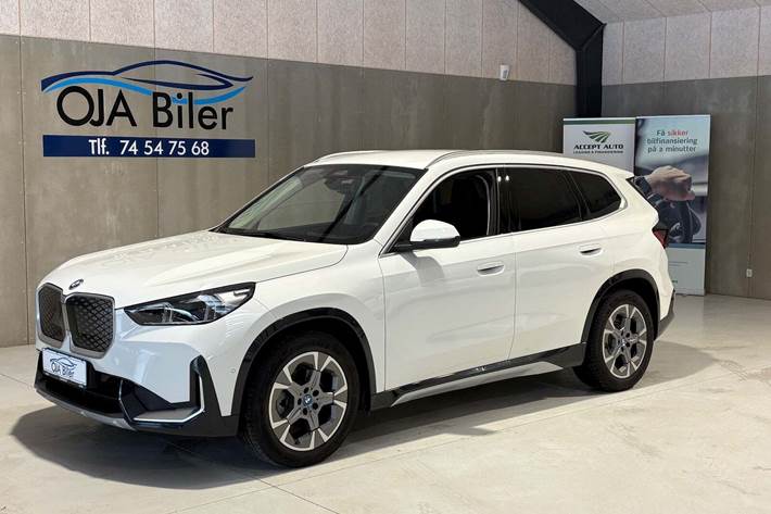 Hvid BMW iX1 fra 2024 set udefra