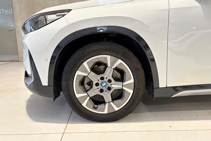 Hvid BMW iX1 fra 2024