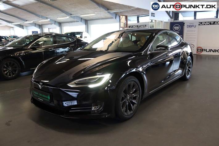 Sort Tesla Model S fra 2019 set udefra