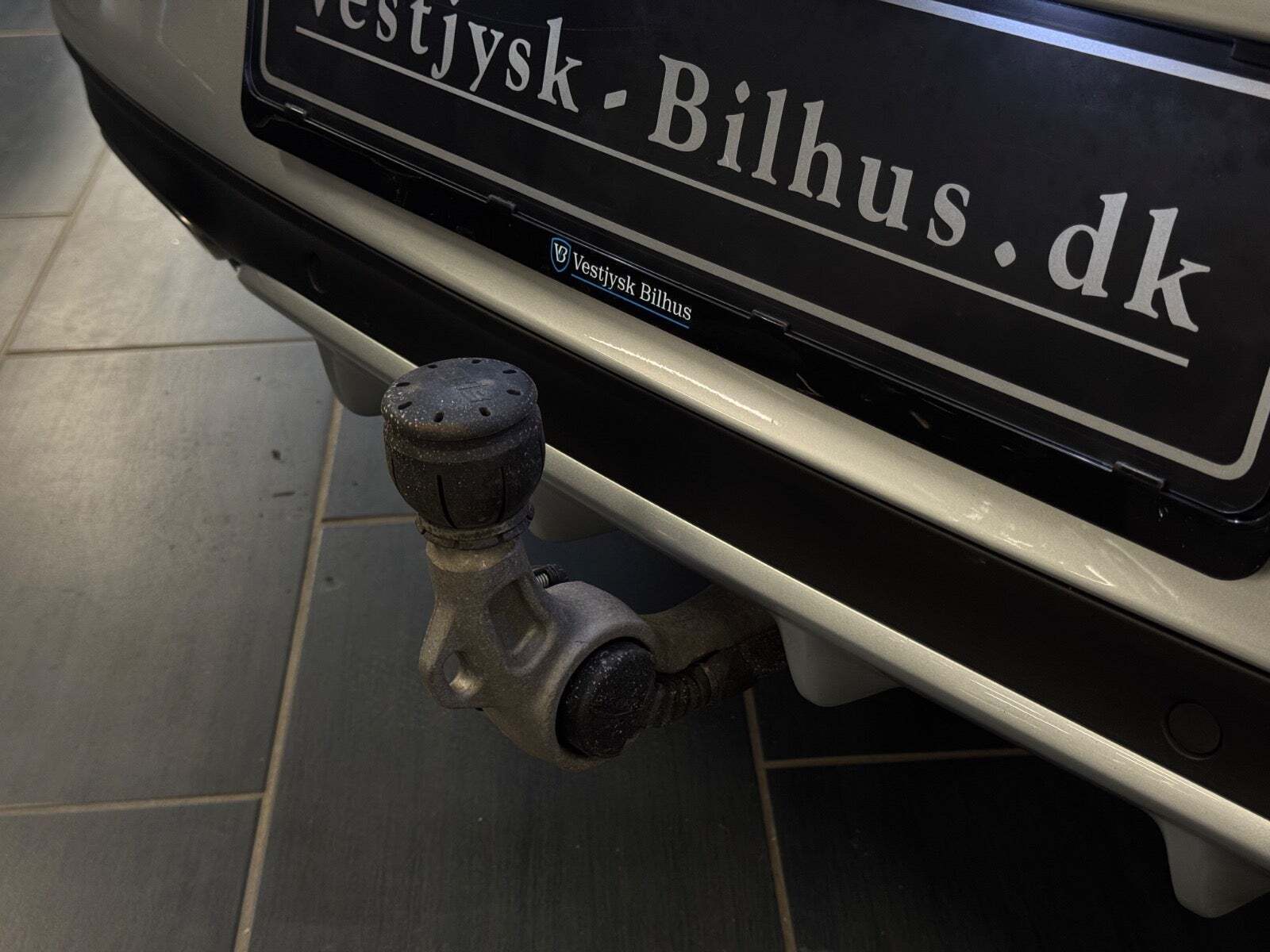 Sølv Mercedes C200 fra 2017