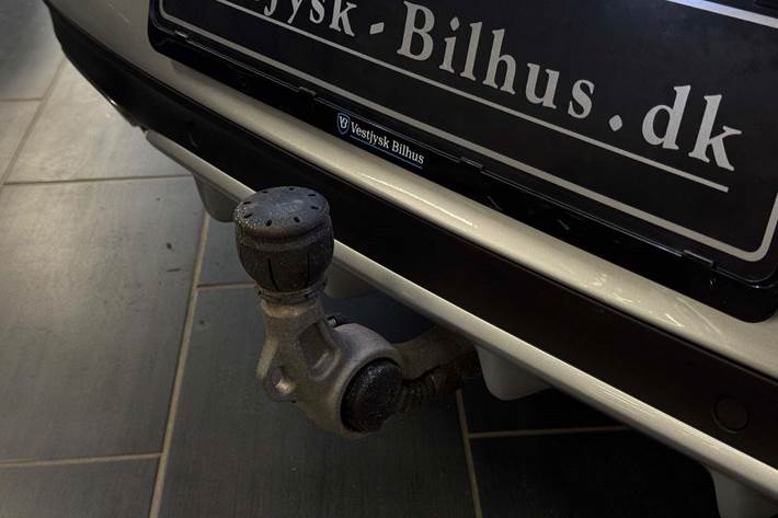 Sølv Mercedes C200 fra 2017