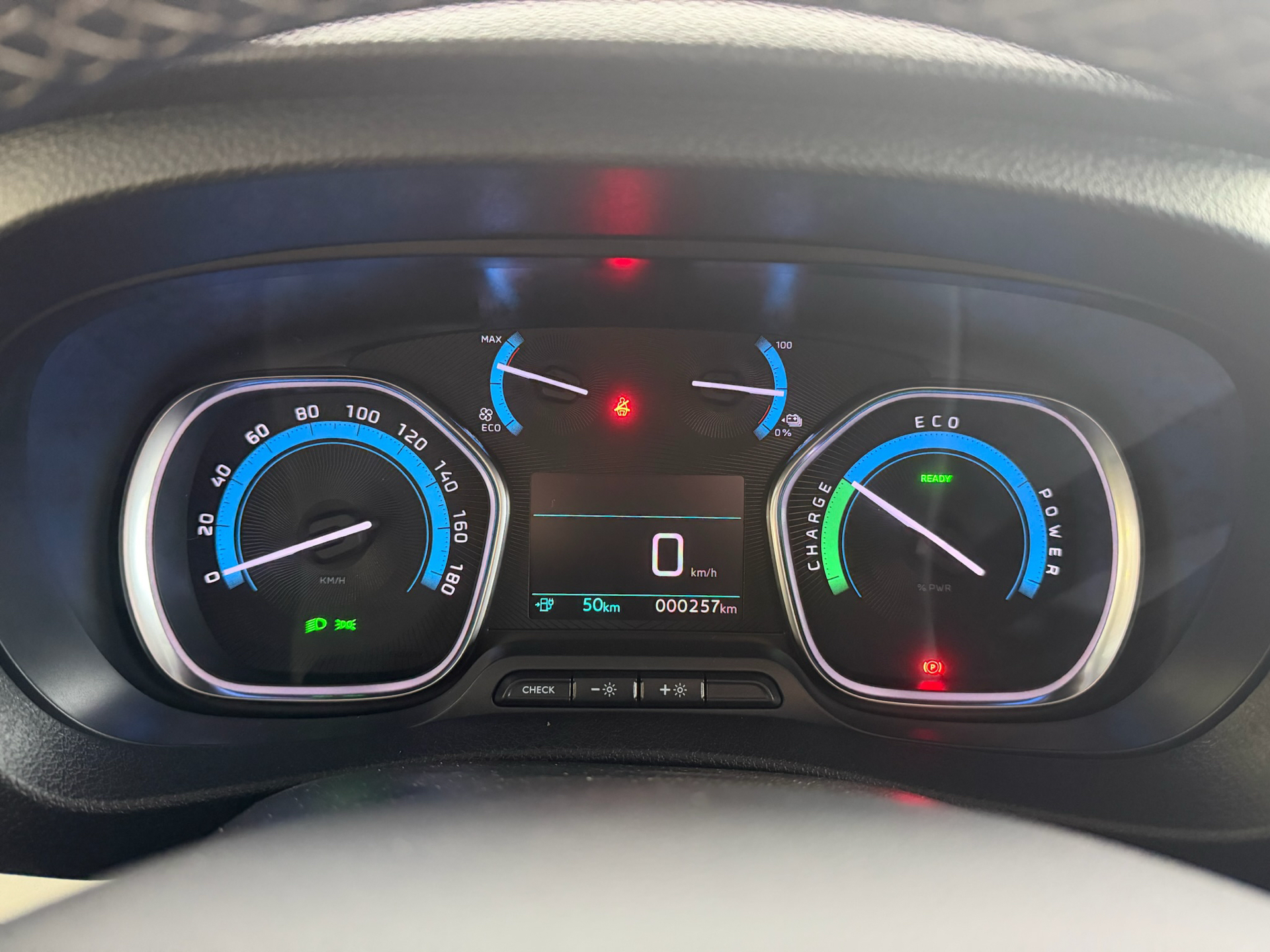 Hvid Peugeot e-Expert fra 2025