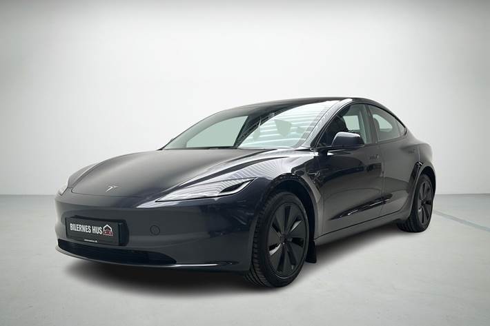 Grå Tesla Model 3 fra 2024 set udefra