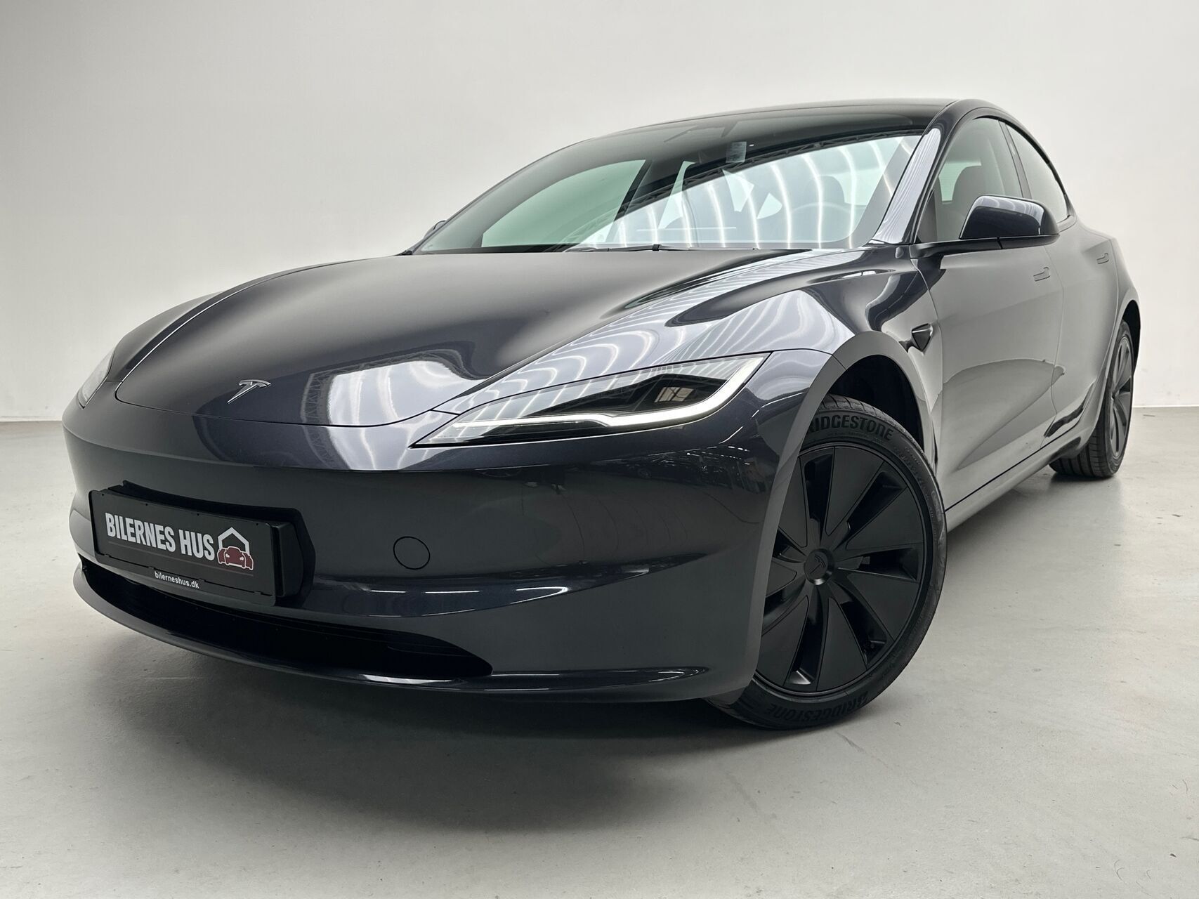 Grå Tesla Model 3 fra 2024