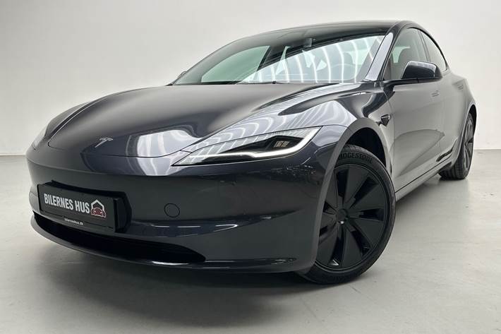 Grå Tesla Model 3 fra 2024