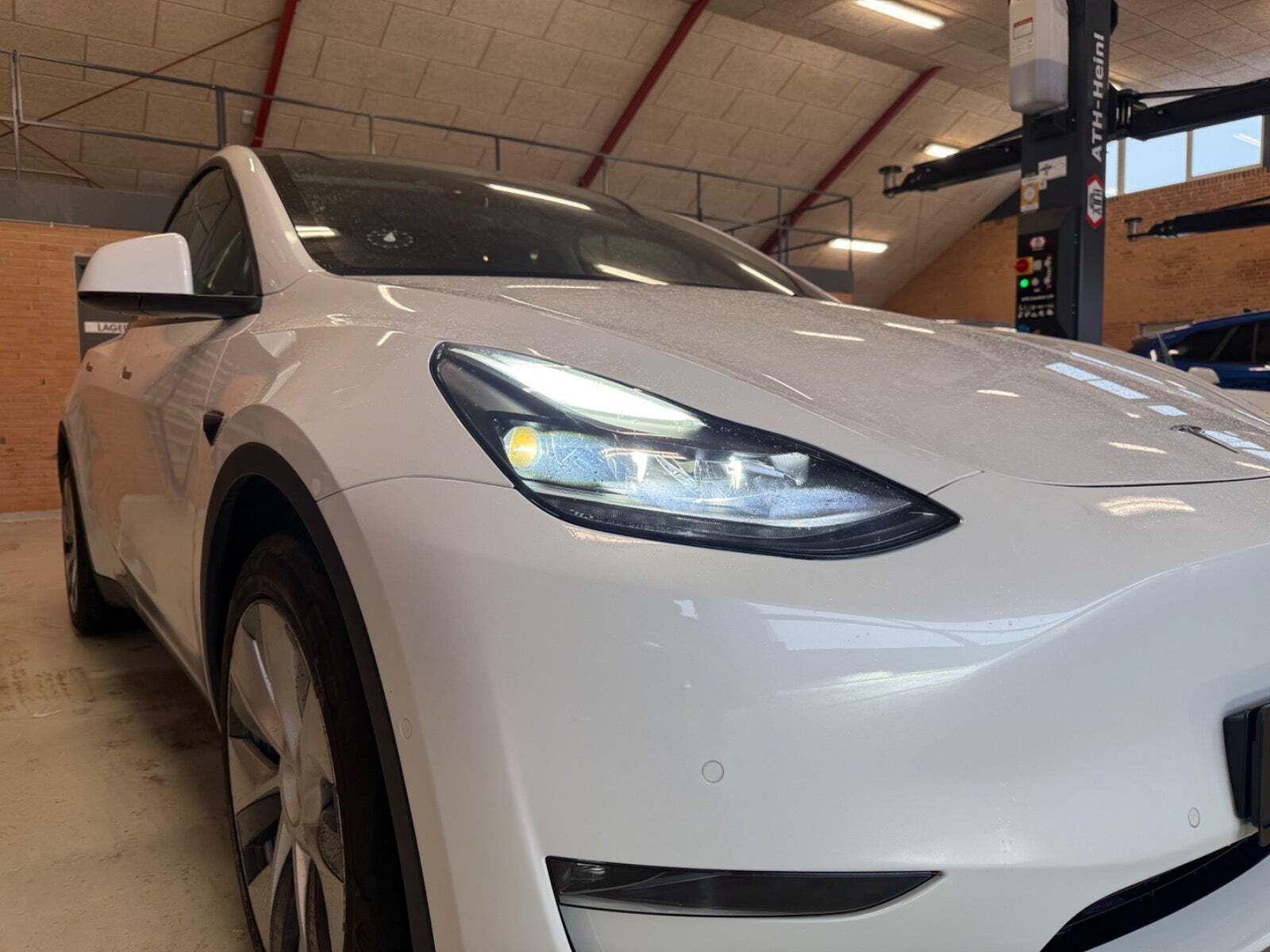 Hvid Tesla Model Y fra 2021
