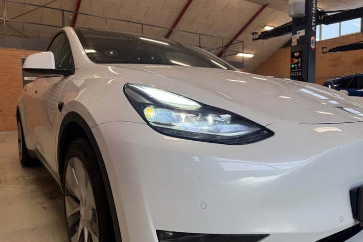 Hvid Tesla Model Y fra 2021