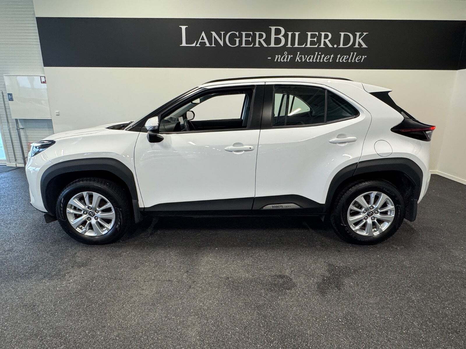 Hvid Toyota Yaris Cross fra 2023